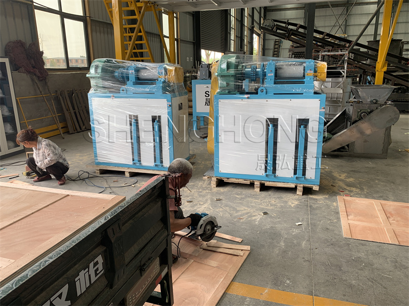 两台对辊挤压造粒机发往玻利维亚